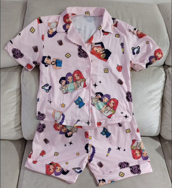Pijama oficial KPop – Comodidad y estilo que brillan hasta en tus sueños